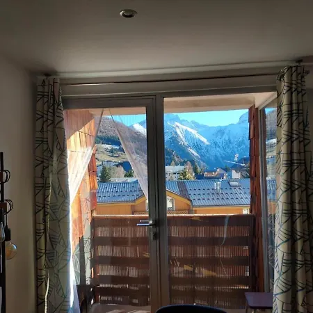 Exceptional With Mountain View Centre Station Apartment
