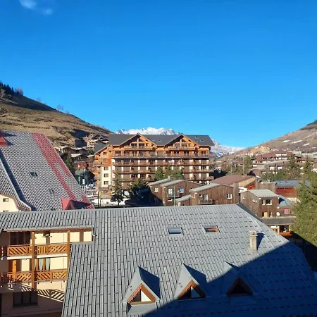 Exceptional With Mountain View Centre Station Apartment