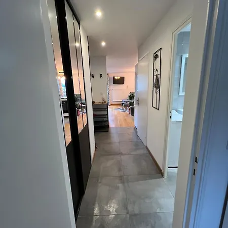 Exceptional With Mountain View Centre Station Apartment