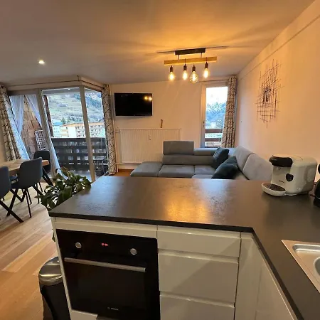 Exceptional With Mountain View Centre Station Apartment *